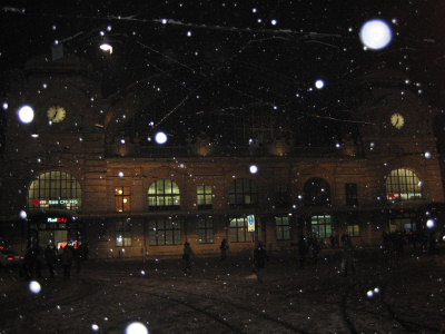 Bahnhof mit Schneeflocken
